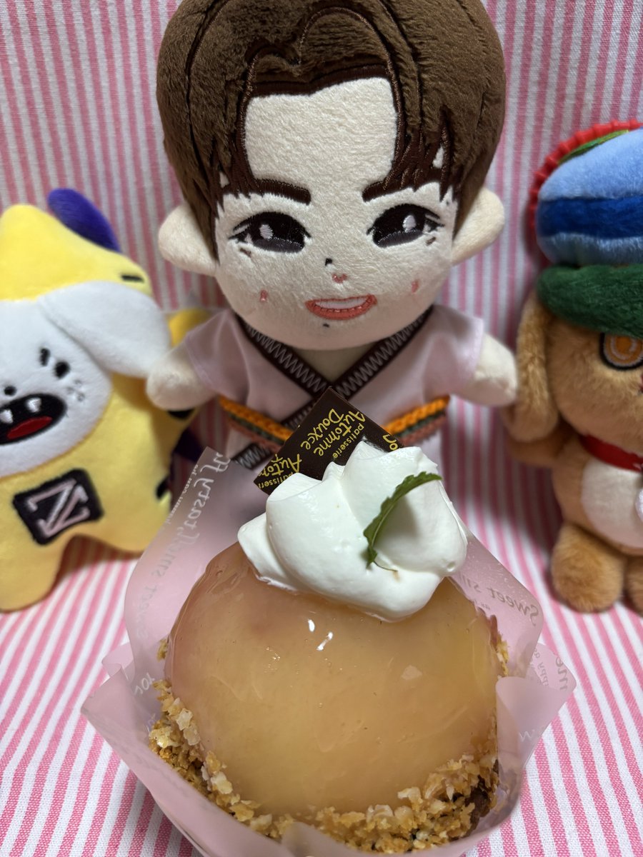en_a8LLL's tweet photo. 1日遅れのれんれんハピバ会🎂🍑😆どっからか聞きつけて集まってきたけど、ケーキが1つしかないと分かって写真だけ撮ってすぐ解散😂ごめん、経済的な問題が🤣れんれんちゃんおいしかったね〜😆✨れんれんの健やかな成長を願って🌠まだ26かぁ、若っ！！
#LengThanaphon 
#GrowingWithLeng26 https://t.co/nBrMKL09rZ