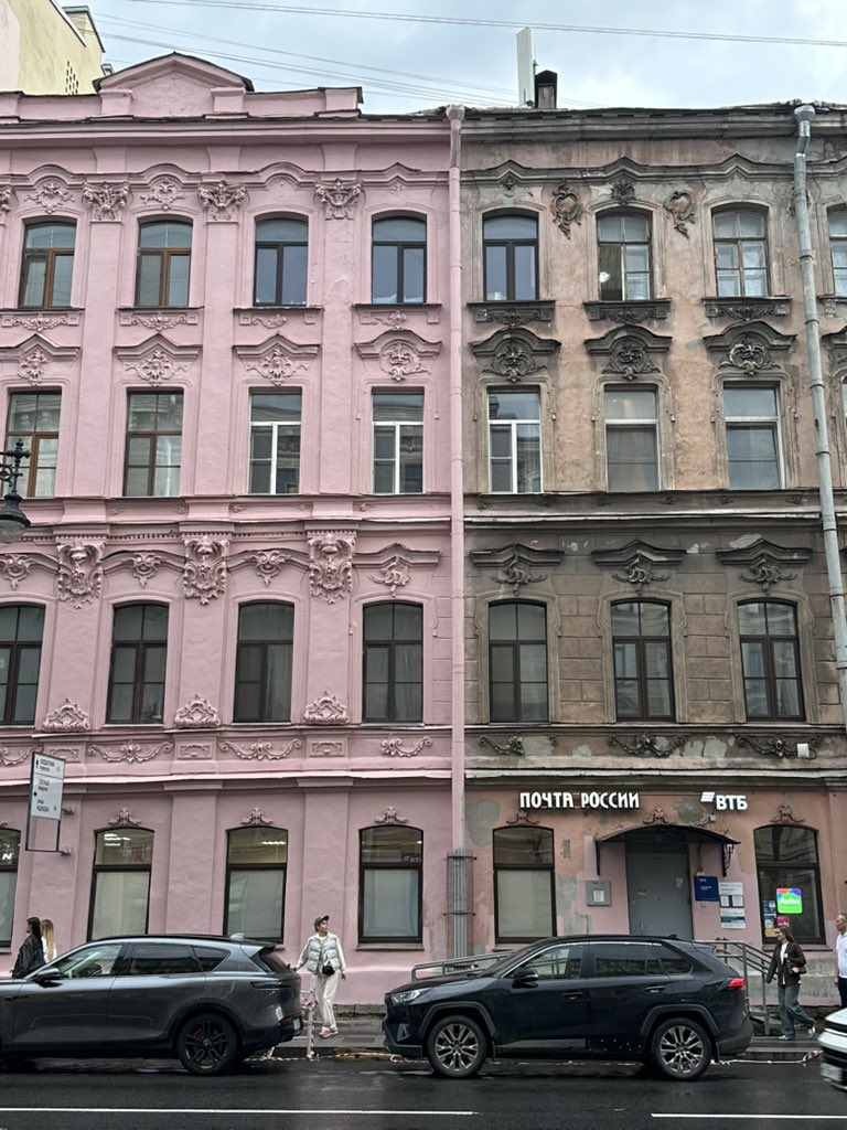 to4echka's tweet photo. а кто-нибудь знает, что с этим домом в спб? 

Они покрасили кусок и решили, что розовый слишком гейский или что? https://t.co/Xr4wg4dhYe