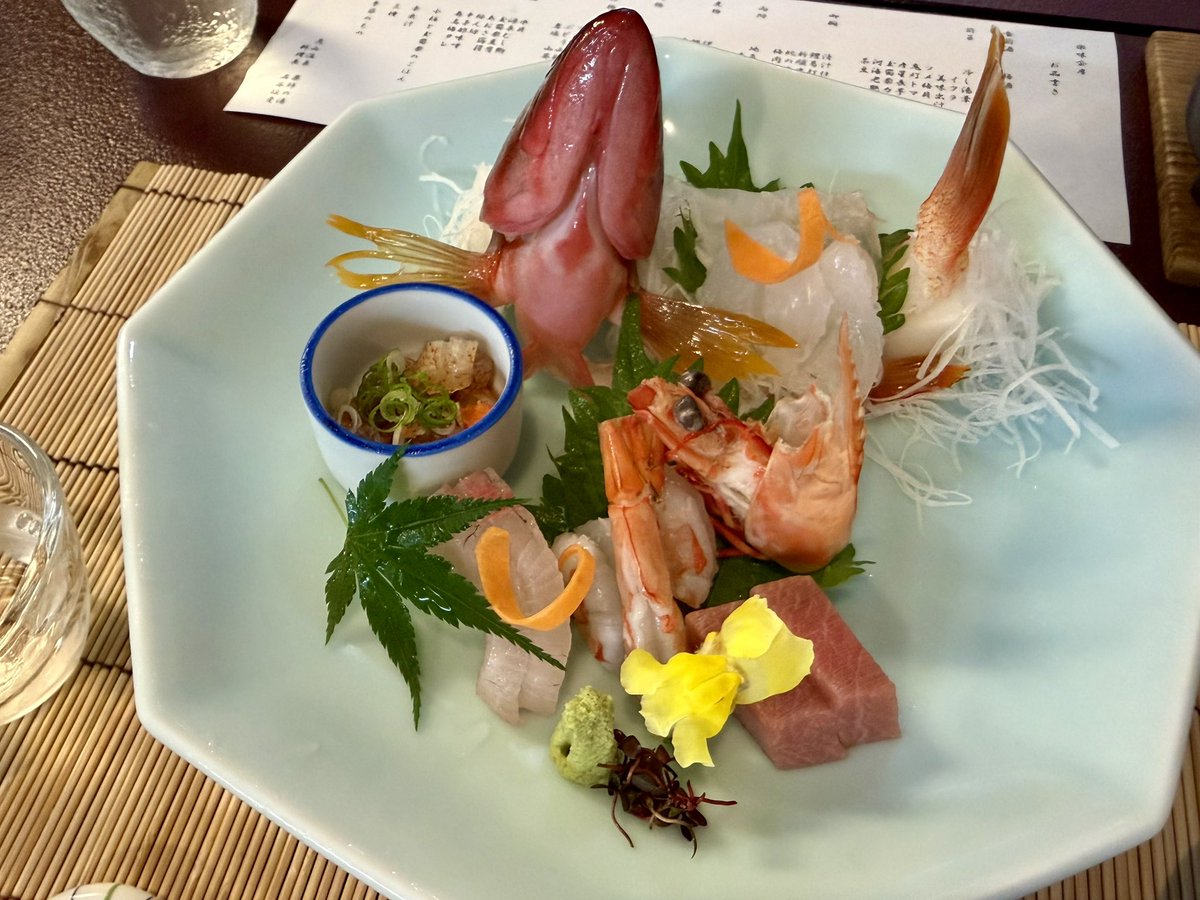 tanstaafl44's tweet photo. 友人夫妻に「まだインバウンドに見つかっていない和歌山の温泉施設」に連れてきてもらいました。

健康ランドみたいな印象なのに夕食のレベルたけえええ https://t.co/zhVSfjrtmp