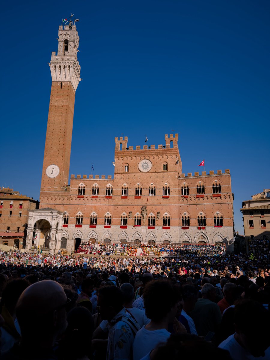 WishYouWereV's tweet photo. Quanto è stupendo il palio di Siena https://t.co/xuCJCffYgG