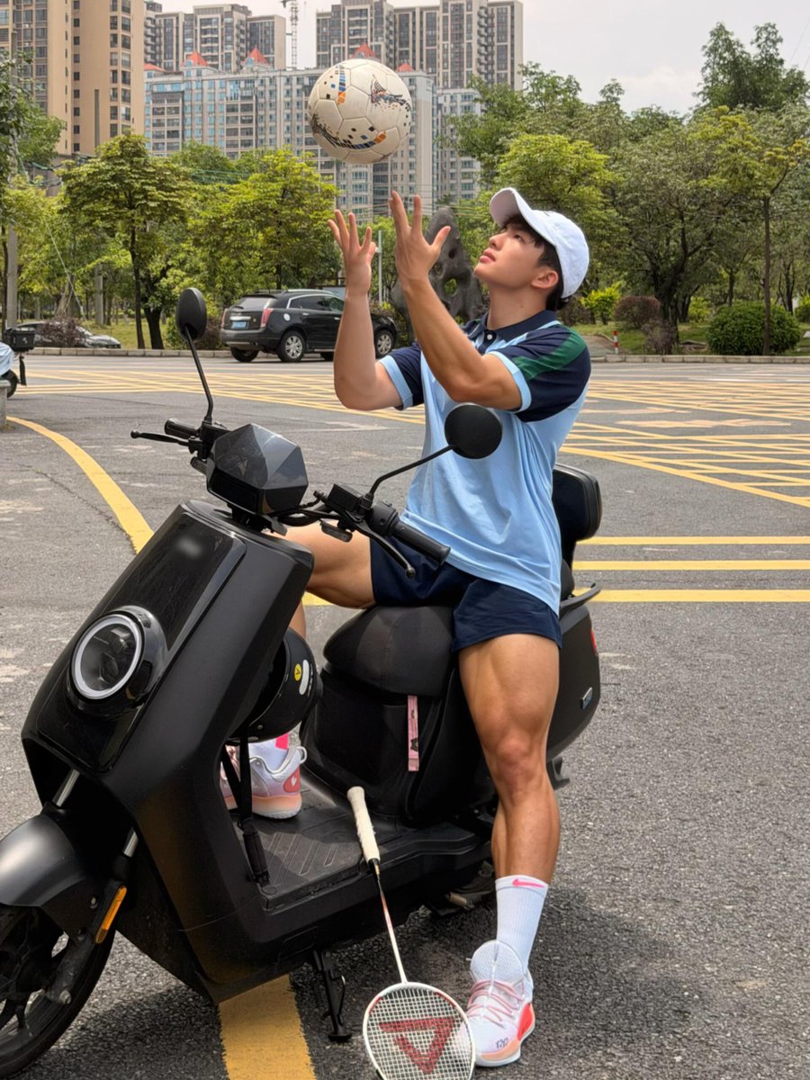 o88oio's tweet photo. 黑皮羽球少年🏸 https://t.co/E8gYzx96fw
