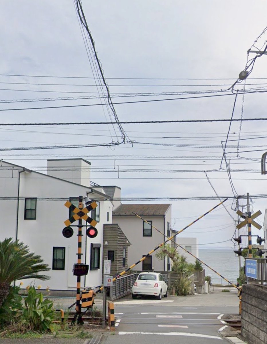 Peony861123's tweet photo. ファンミニョン フォトブック「ON道」ロケ地✍️

鎌倉
📍七里ヶ浜3号踏切
神奈川県鎌倉市稲村ガ崎３丁目１３ https://t.co/dgzliDl0wb