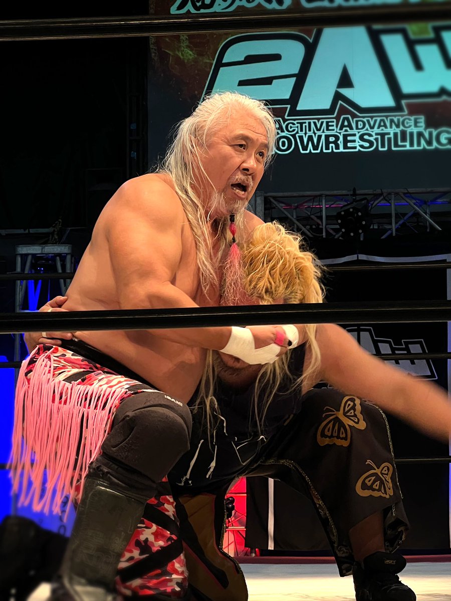 kamesanyama's tweet photo. リッキーさんのしつこいヘッドロックに泣かされた…😭
しつこいっていい表現じゃないけど、対戦相手が推しじゃなかったらリッキーさん凄い！！のひと言だったよ。
ただ一瞬の隙を見逃さずしっかり3カウント取って勝った最上さんもすごい。
少し悔しさ残る試合だったけどちゃんと名勝負だった🥹
#2AW https://t.co/u2Ulp2bwtf