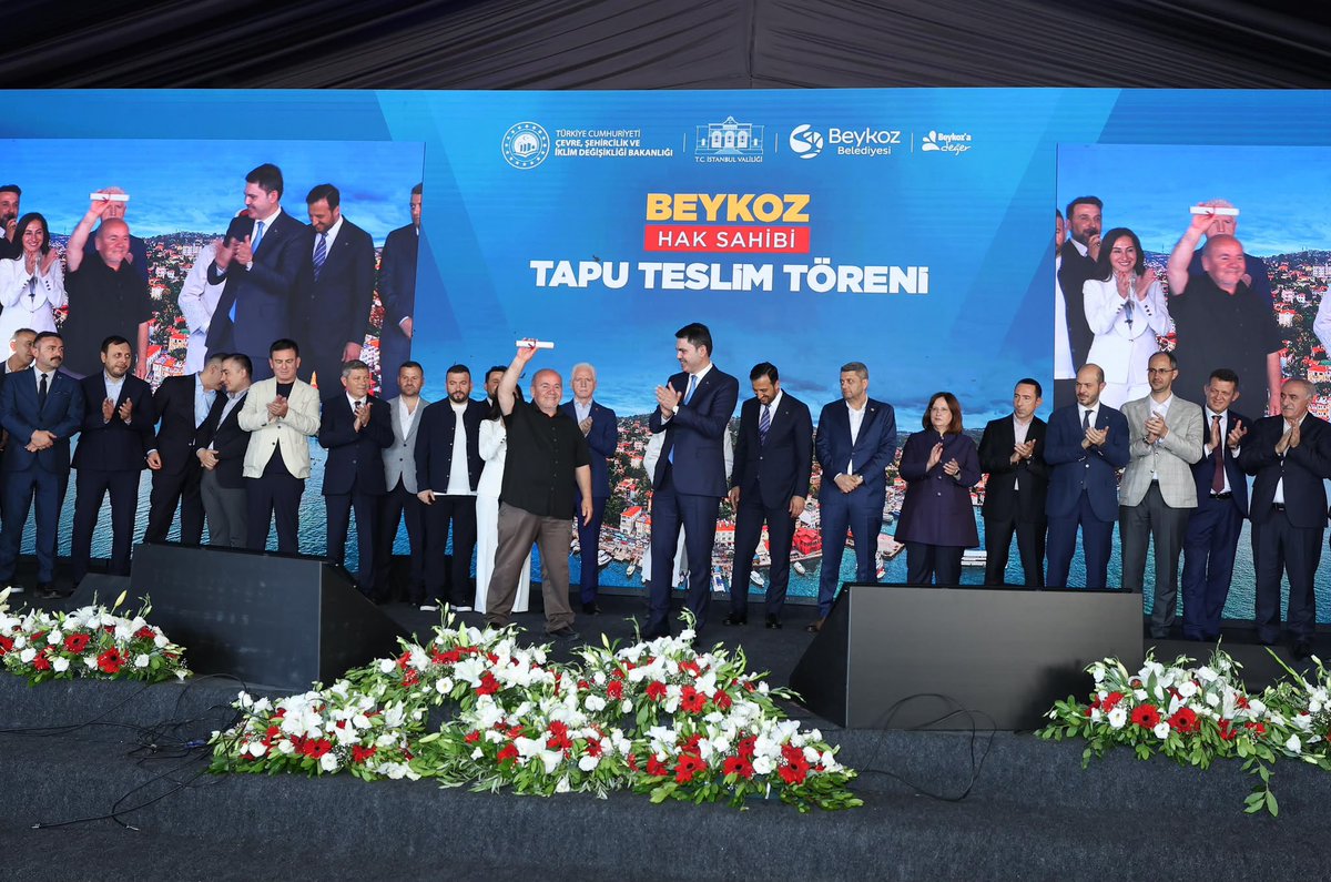 mcandaroglutr's tweet photo. Çevre, Şehircilik ve İklim Değişikliği Bakanımız Sn. Murat Kurum’un teşrifleriyle gerçekleştirilen Beykoz Hak Sahibi Tapu Teslim Töreni’ne katıldık. 

Vatandaşlarımızı güvenli ve sağlam yuvalarına kavuşturan her adım çok kıymetli. 

Tapularına kavuşan tüm hak sahiplerine hayırlı olsun.