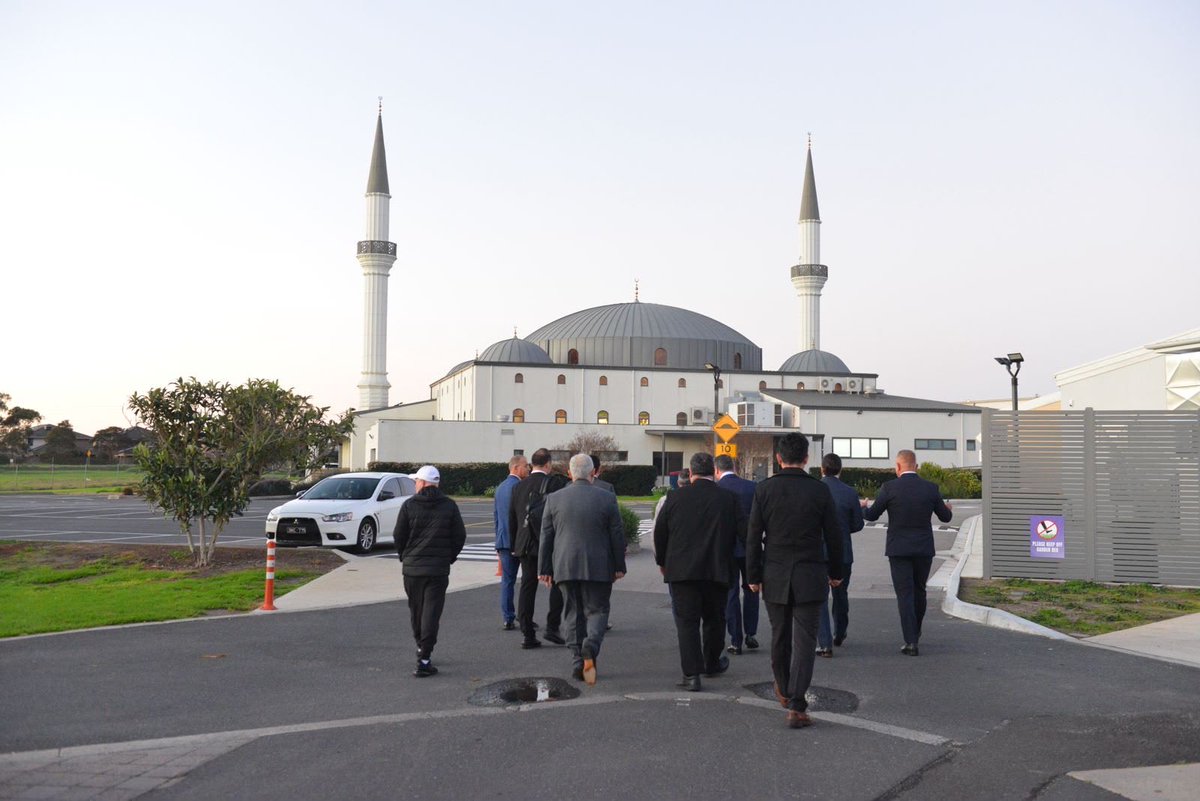 SirakayaZafer's tweet photo. 📍 Avustralya

Melbourne temaslarımız kapsamında, Keysborough Türk İslam Camisi’ni ve aynı yerleşke içerisinde bulunan, yaklaşık bin öğrencinin eğitim gördüğü Mt. Hira Okulları’nı ziyaret ederek vatandaşlarımızla bir araya geldik; hasbihal edip talep, beklenti ve değerlendirmelerini dinledik. Bir cami cemiyetinin böylesine kıymetli ve büyük bir eğitim yatırımını hayata geçirmiş olmasından ayrıca memnuniyet ve gurur duyduk.