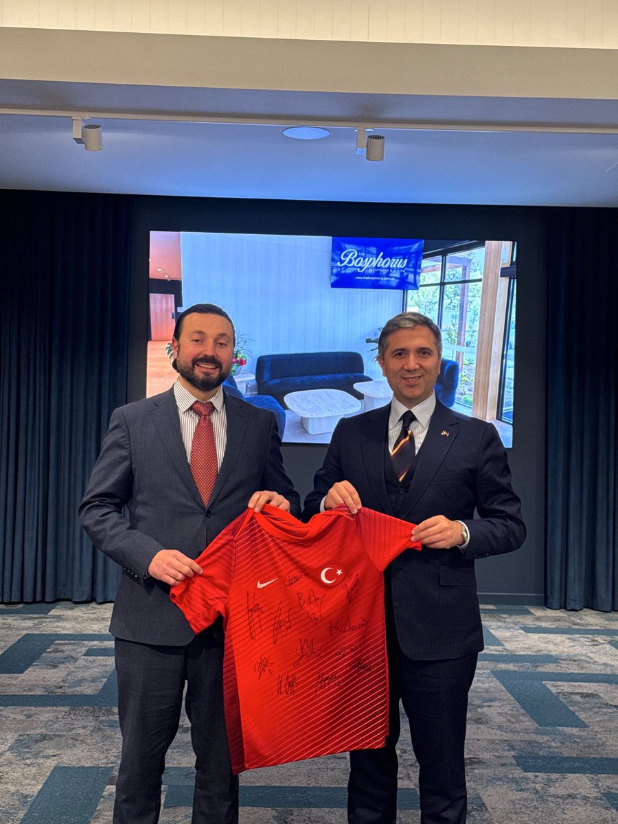 SirakayaZafer's tweet photo. 📍 Avustralya

Melbourne temaslarımız kapsamında, Keysborough Türk İslam Camisi’ni ve aynı yerleşke içerisinde bulunan, yaklaşık bin öğrencinin eğitim gördüğü Mt. Hira Okulları’nı ziyaret ederek vatandaşlarımızla bir araya geldik; hasbihal edip talep, beklenti ve değerlendirmelerini dinledik. Bir cami cemiyetinin böylesine kıymetli ve büyük bir eğitim yatırımını hayata geçirmiş olmasından ayrıca memnuniyet ve gurur duyduk.