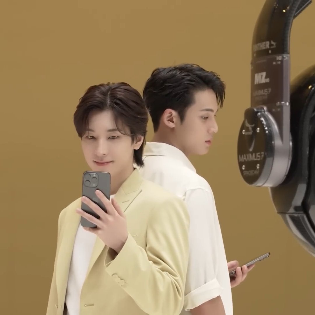 wonchanim's tweet photo. pas disini trnyta si gemes lagi ngaca pake hp wkwkk lucuuuu https://t.co/cZMXT9XbTe