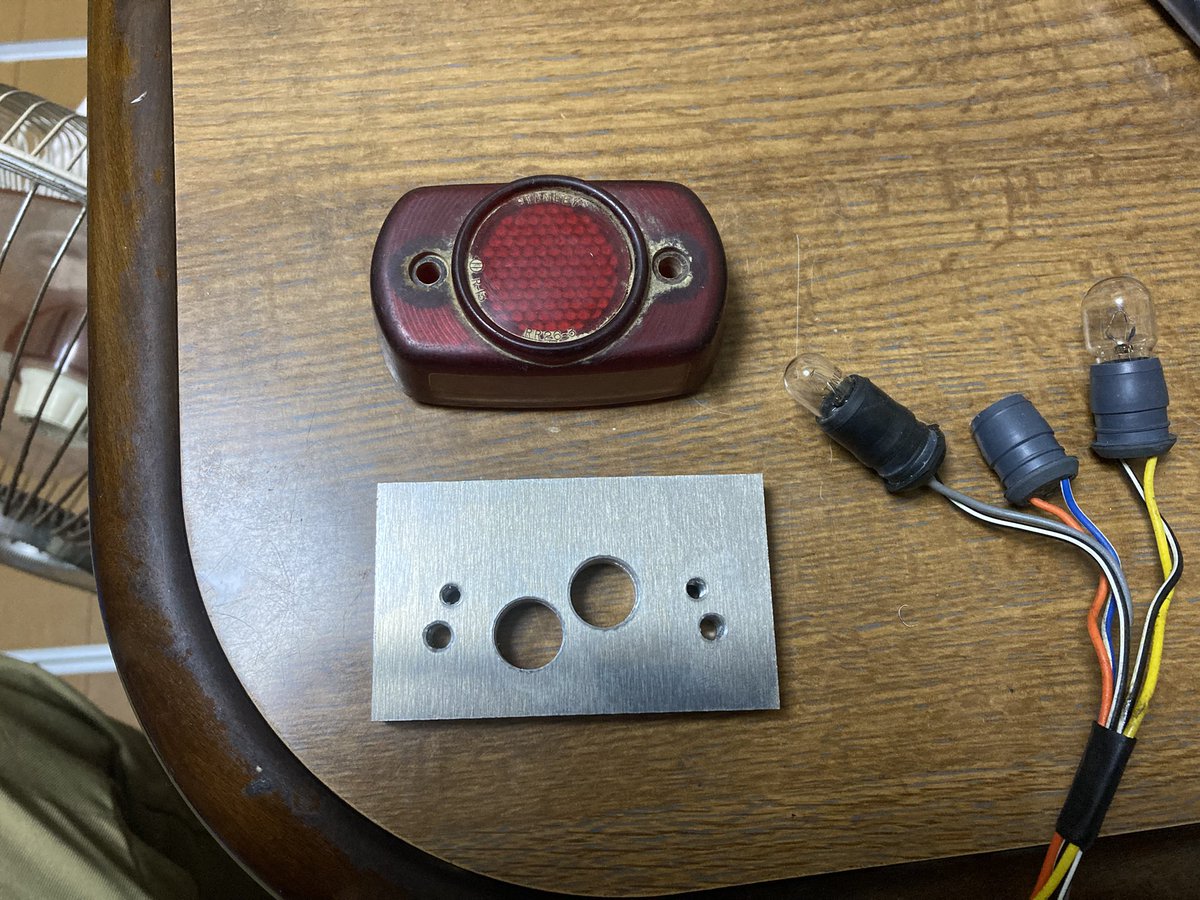 yamaCub360's tweet photo. 後期型セルペット80に前期型のテールランプを付ける為ベース作製中…
レンズ単品だったので使うつもりなかったけど折角なので純正でいこうかなと
車体側に干渉しないように避けた結果、ソケットが気に食わない位置にw 縦に並べたかった。真横に並べると横から見た時にブレーキランプの明暗がわかりにく https://t.co/PrHrEiWwcc