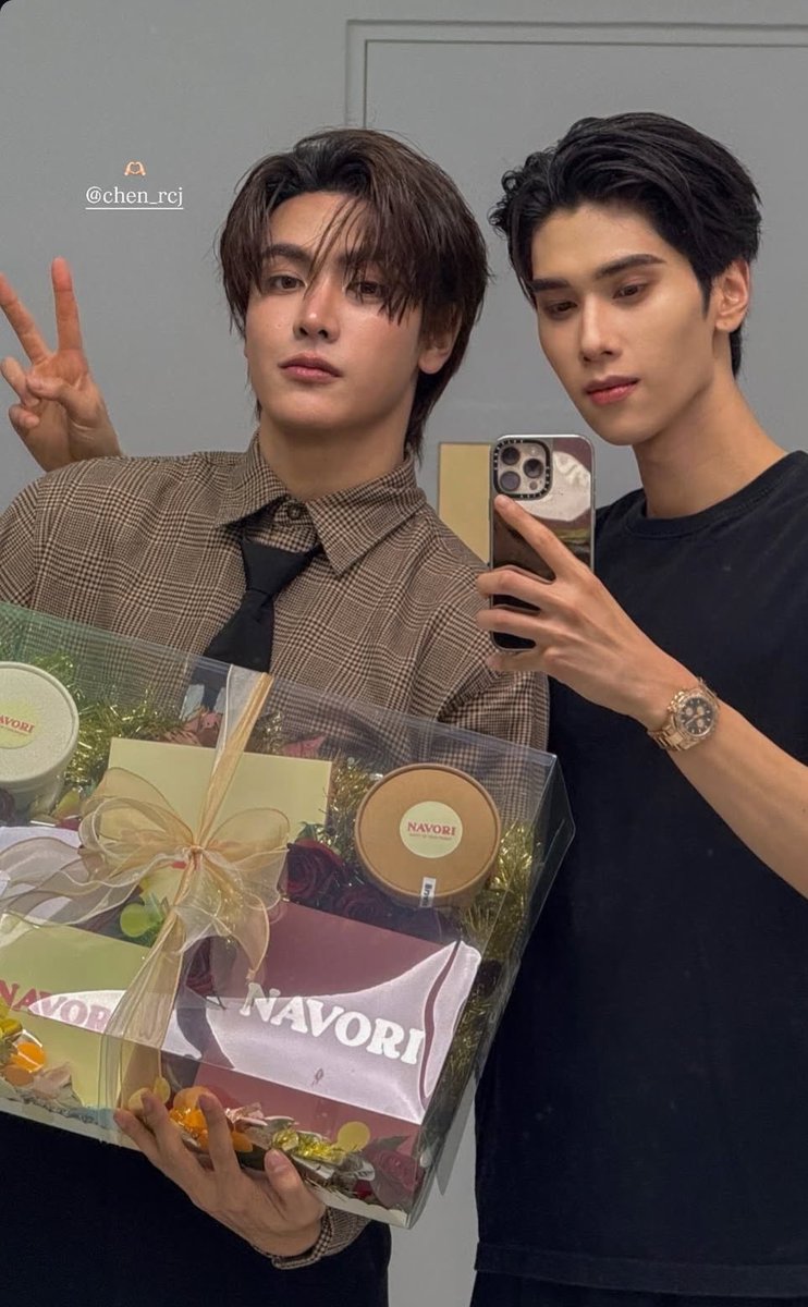 Singularluna's tweet photo. He Just flexing with his rich and handsome man, look at his “You don’t have dunk” face!ugh😒

*I told lies, I’m really obsessed with him and his man
#Joongdunk #จุงดัง https://t.co/DatlC0PUqR
