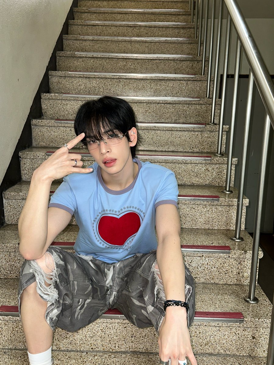 allenmaffin's tweet photo. 🐧🫧 260705

: hi~
: i was looking through my photo album
: can you guess what i was doing exactly one year ago~?
: answer: i was promoting with set net go!
: 📸 ×4
: this is me from exactly one year ago!
: i was really surprised to see myself back then!
: i was so skinny.. ㅋ https://t.co/3hwizkB0i4