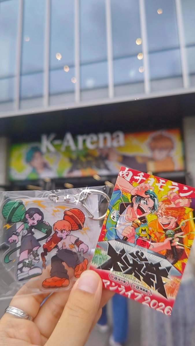 rara___0630's tweet photo. 2日間肉チョモのライブに参戦とっても楽しかったです！
1日目は片足突っ込んだだけの人がこんな近くていいのか2日目は真反対でもモニターがめっちゃ近いという座席でした
2日目両サイドがチョモラーさんで推したちの登場やオリ曲のときのコールや叫びでびっくりさせてしまったと思います。ごめんなさい https://t.co/9wAhMYZb7s