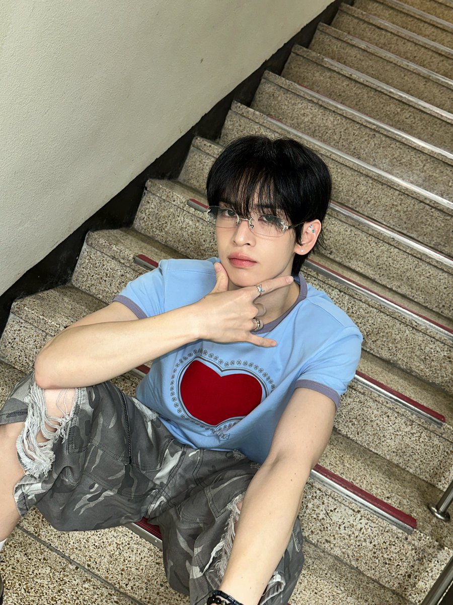 allenmaffin's tweet photo. 🐧🫧 260705

: hi~
: i was looking through my photo album
: can you guess what i was doing exactly one year ago~?
: answer: i was promoting with set net go!
: 📸 ×4
: this is me from exactly one year ago!
: i was really surprised to see myself back then!
: i was so skinny.. ㅋ https://t.co/3hwizkB0i4
