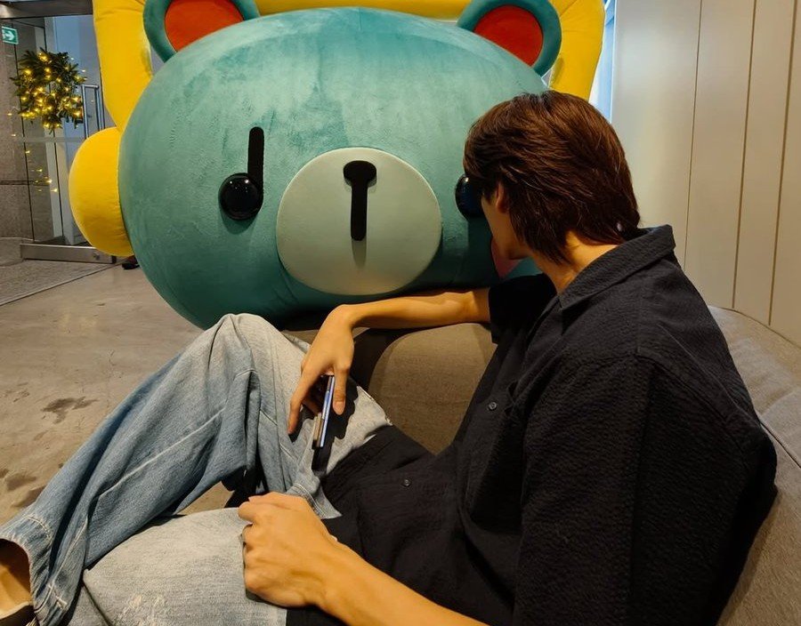 ppondallin's tweet photo. Entonces Pond es la clase de persona que le gusta tomarle fotos a su novio cuando este está distraído... https://t.co/hRR6OWvpJ3