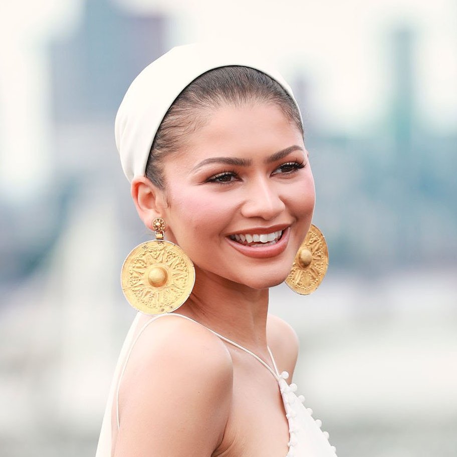 zenssdayaa's tweet photo. I love the earrings absolutely stunning https://t.co/Gx8msspYdN