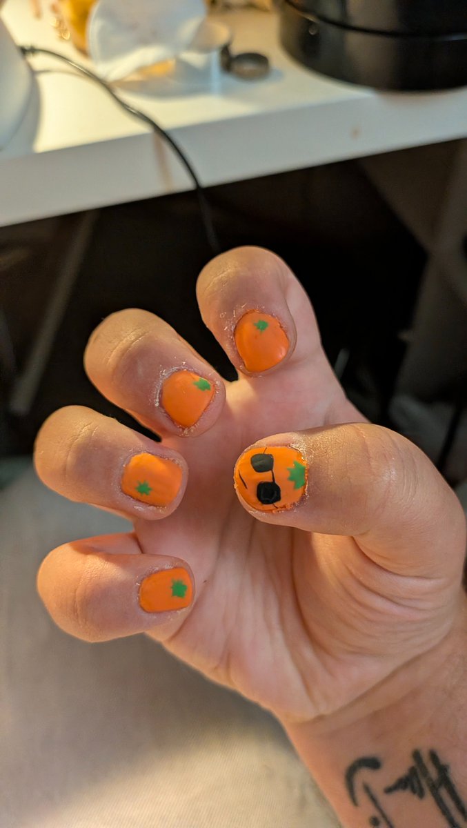 AutumnHaworth2's tweet photo. New nails 
Or
Whatever https://t.co/gs3tVPrVeT