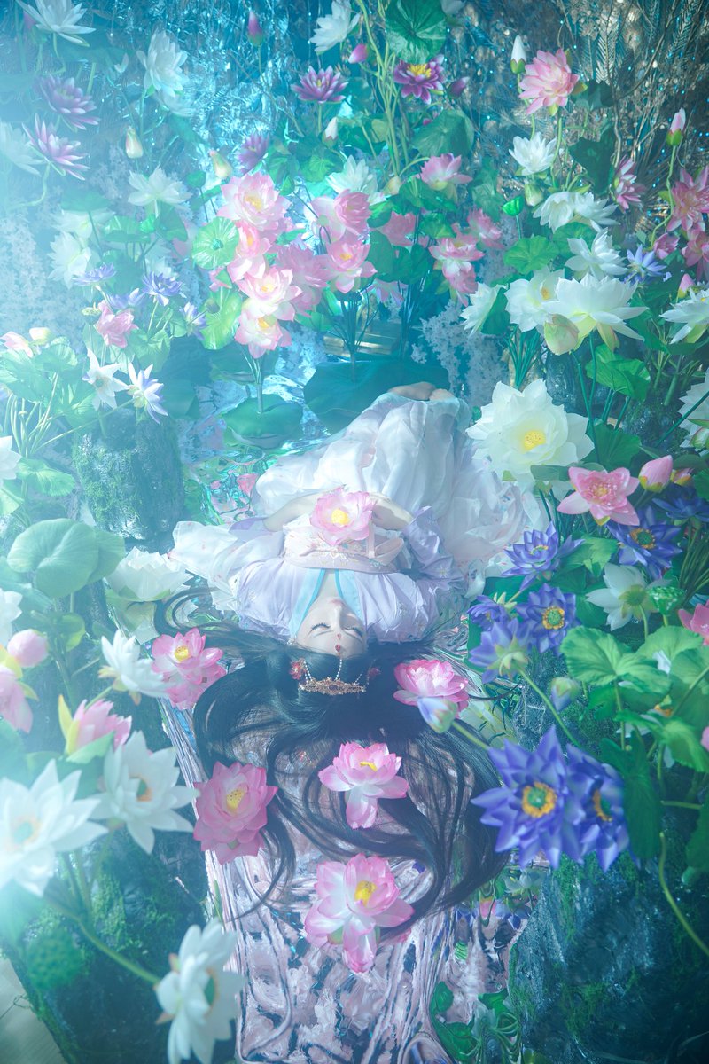 comuya_com's tweet photo. こんばんは、こむやです🐱🪷
蓮のブースの人物撮影の作例です。
ブースのみの写真は引用元をご覧下さい。撮影時の環境は代替テキストに記載しています。
撮影時の参考になれば幸いです☺️ https://t.co/lBaJhsOxD2