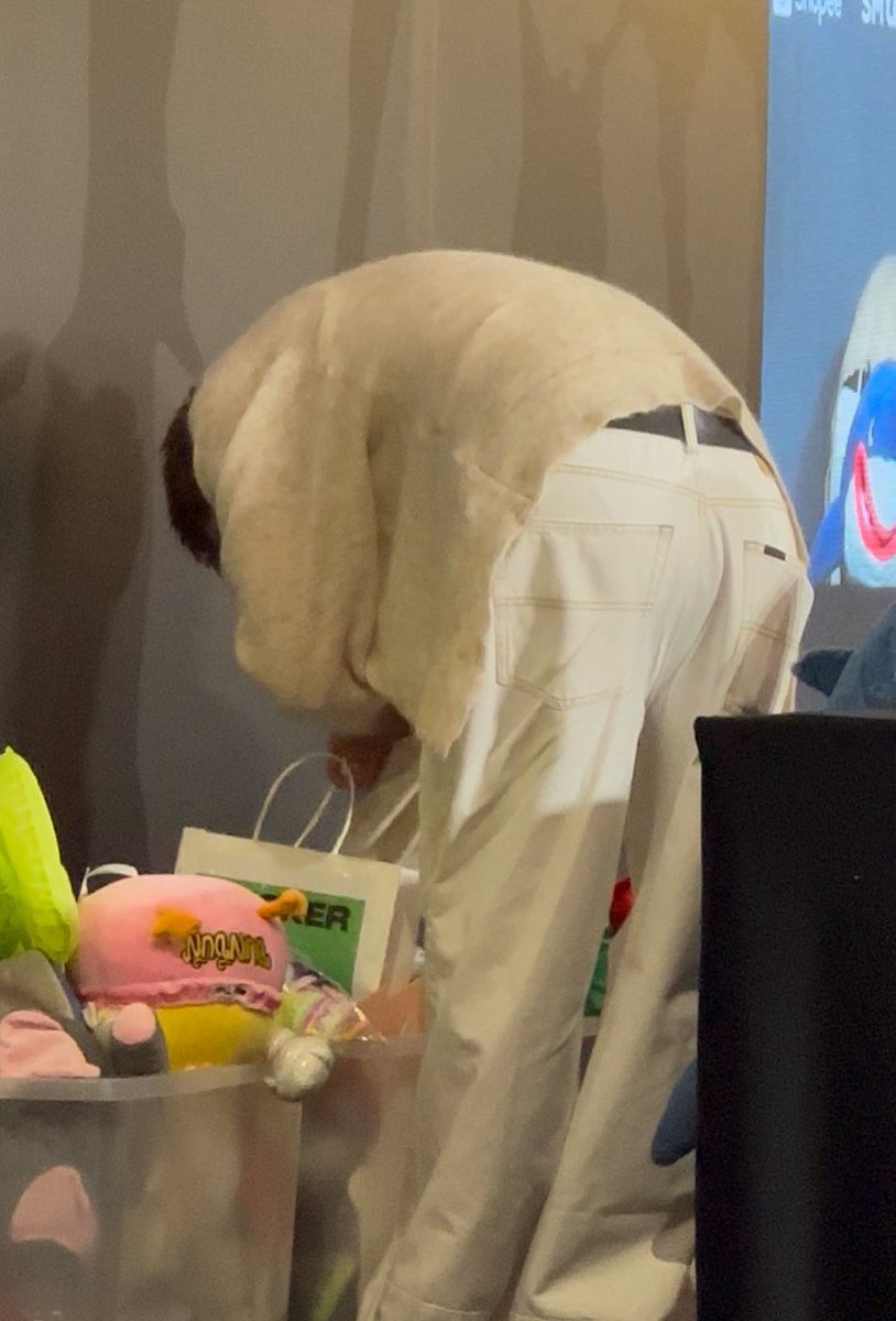 do0nlyone's tweet photo. แล้วเสื้อไอ้ติ๊กอยู่ในถุงอีกทีด้วยซ้ำ แต่พ่อมันหาจนเจอ 55555555555555555555555 https://t.co/Oc3eUyIp9w