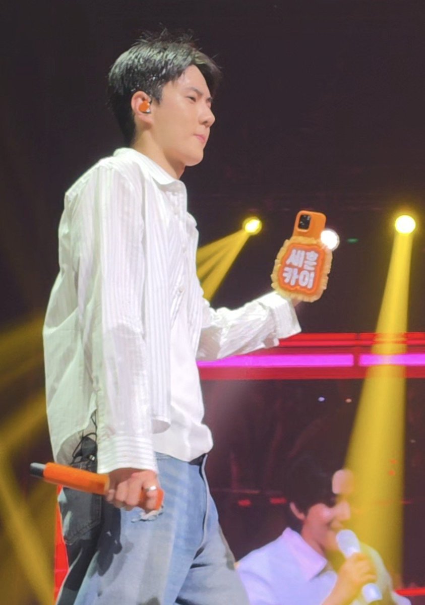 ohsenh's tweet photo. sehun saw my "sehun kai" griptok and orange phonecase 🥹 https://t.co/51hLtiSDMD