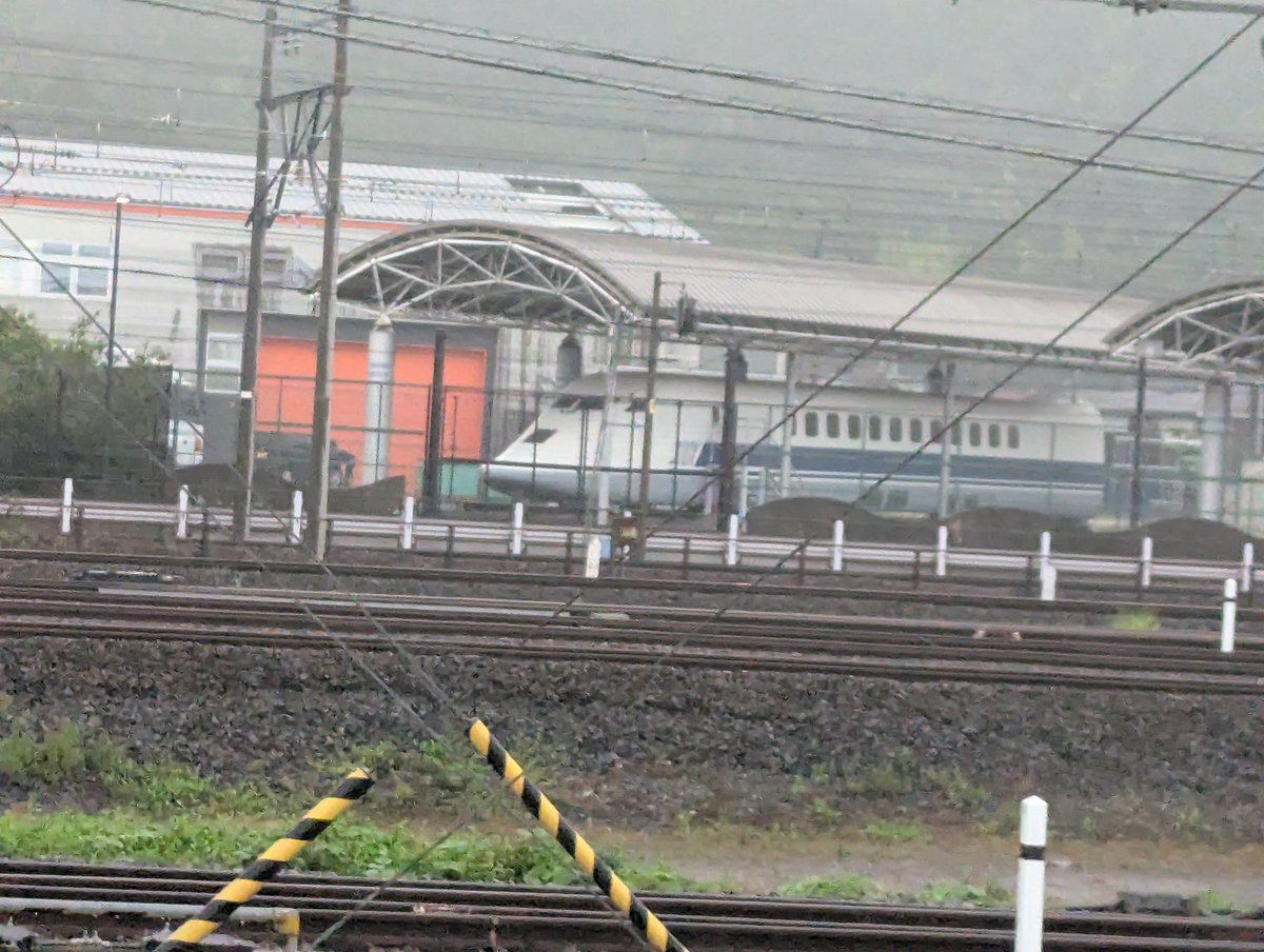 krk1741's tweet photo. 本日は彦根城・城下町へ
米原へ向かう帰りの電車内から鉄道総研風洞技術センターの新幹線試験車輌WIN350、STAR21、300Xを撮影
米原駅の構内が広く車輌まで遠い…
行きの電車から撮れば良かった…💦

何はともあれ子どもの頃ビデオで見た"未来の新幹線"が見られて嬉しかった！公開日に行ってみたい https://t.co/BYZMBxvawK