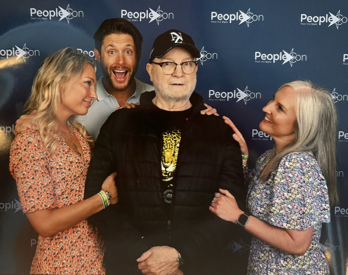 EmilieDK87's tweet photo. Julie: “Jim, you’re the star of this op. We’re fangirling over you!” 

Jim: “Huh?”

Me: “Jim, you’re a legend! We’re all fangirling over you!”

Jim to Jensen: “Don’t you dare fangirl all over me!” 

Jensen howling

Me:“Oh Jensen’s gonna be your biggest fangirl”

#SPNFamily #dlc7 https://t.co/nNoCCnZ4Zs