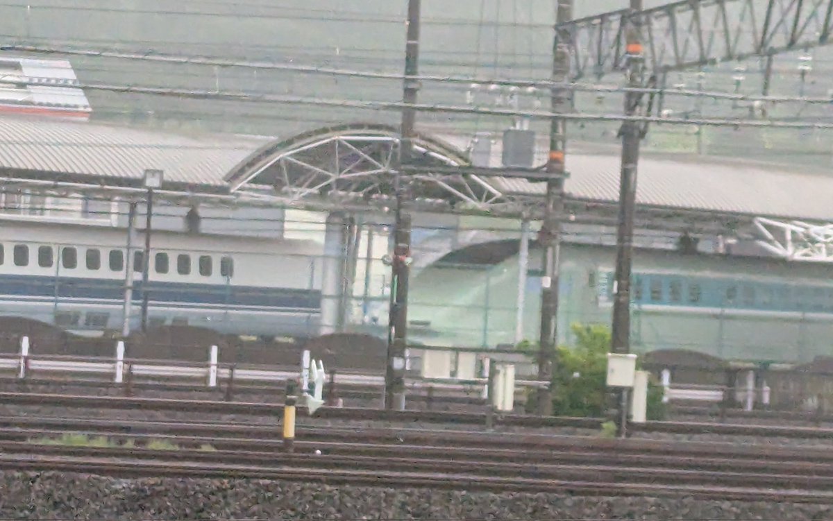 krk1741's tweet photo. 本日は彦根城・城下町へ
米原へ向かう帰りの電車内から鉄道総研風洞技術センターの新幹線試験車輌WIN350、STAR21、300Xを撮影
米原駅の構内が広く車輌まで遠い…
行きの電車から撮れば良かった…💦

何はともあれ子どもの頃ビデオで見た"未来の新幹線"が見られて嬉しかった！公開日に行ってみたい https://t.co/BYZMBxvawK