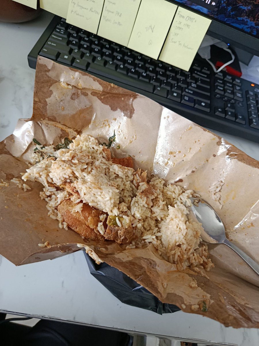 byibujari's tweet photo. Makan siang hari ini, udh masuk ke mode nasi padang 10 ribuan🥺 https://t.co/HzvLRsIfga