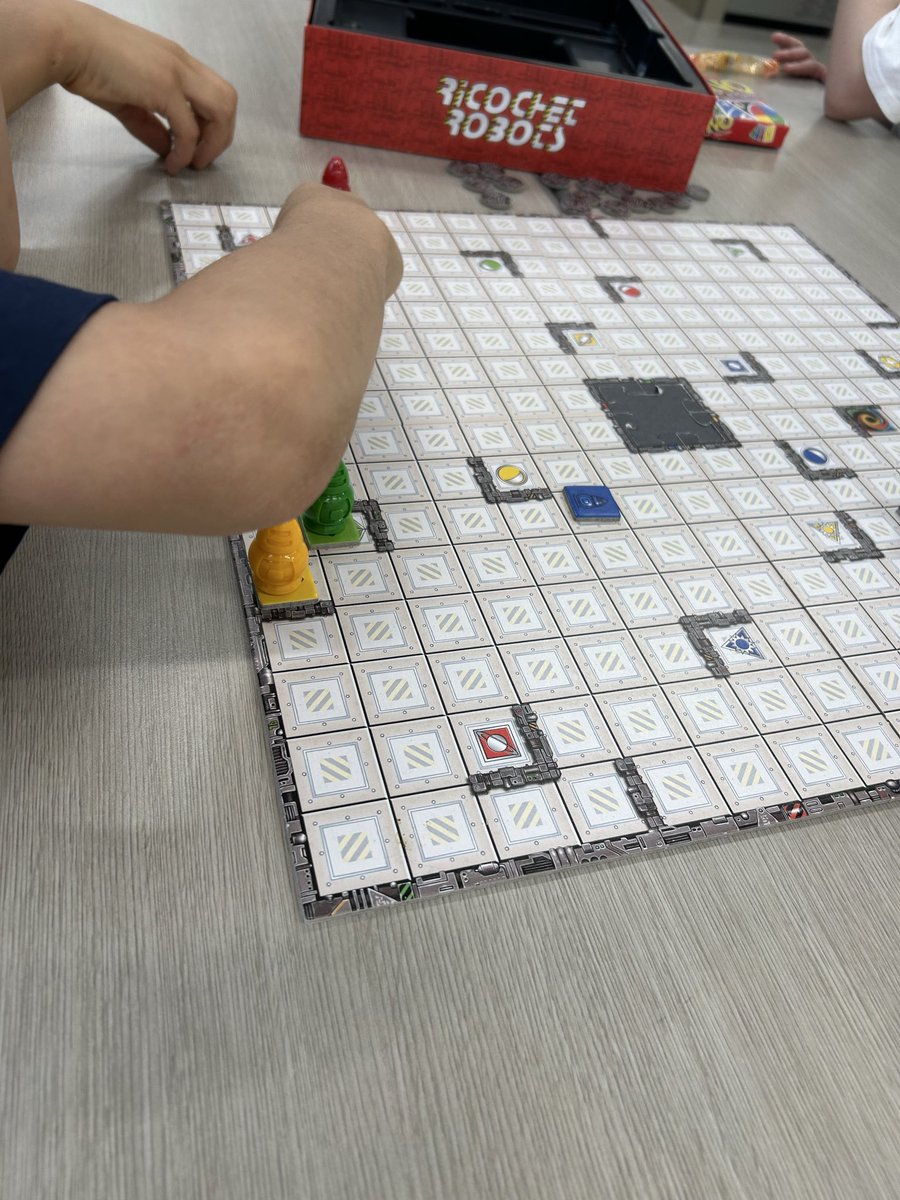ikappaboardgame's tweet photo. 杉並親子ゲーム会に参加してきました。
初めましてでしたが、とっても楽しく遊べました。
ありがとうございました！
テレストレーションがすごく気に入ったようです。なかなか大人数で遊べないので、貴重な機会でした。
ハイパーロボットは、私は苦手でしたが、2人とも夢中でした。 https://t.co/UcygRNnyYL