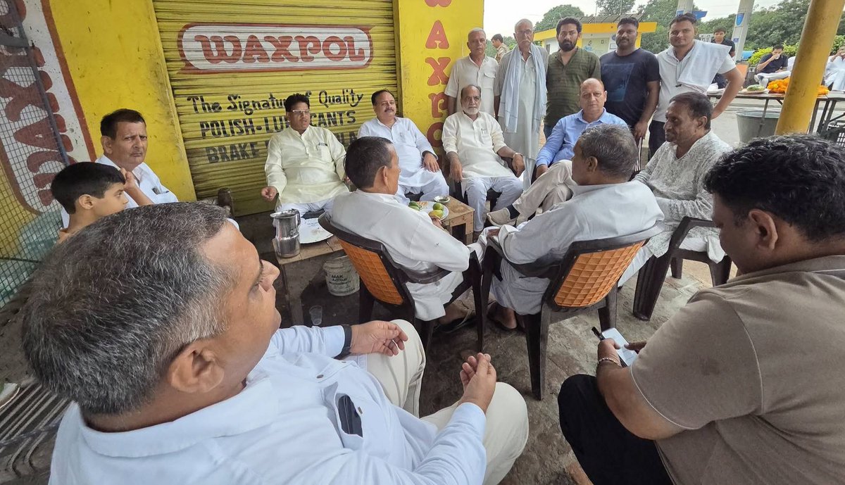Maninder1370's tweet photo. सिवालखास विधानसभा क्षेत्र से भाजपा के पूर्व प्रत्याशी श्री मनिन्दर पाल सिंह जी ने आज क्षेत्र में आयोजित दो अत्यंत गरिमामयी एवं भव्य 'मैंगो पार्टी' उत्सवों में अपनी गरिमामयी उपस्थिति दर्ज कराई।
​ग्राम #भवी में जिला सहकारी संघ मेरठ-बागपत के डायरेक्टर श्री हरिराज सिंह जी द्वारा आयोजित शानदार 'मैंगो पार्टी' में सहभागिता की।
 ग्राम #मुजक्कीपुर निवासी जानी ब्लॉक प्रमुख श्री गौरव चौधरी जी के आम वन पर सजे आत्मीय आतिथ्य एवं 'मैंगो पार्टी' का आनंद लिया।
​फलों के राजा आम की मिठास के बीच सजे इस सुंदर मंच पर क्षेत्र के प्रबुद्ध साथियों, देवतुल्य कार्यकर्ताओं और पूजनीय बुजुर्गों के साथ अत्यंत सार्थक, वैचारिक व सामाजिक विषयों पर विस्तृत चर्चा हुई। दोनों ही स्थानों पर मिला यह आदर-सत्कार और अद्भुत स्नेह अंतःकरण को आह्लादित करने वाला है।
​स्वाद और संवाद के इस सुंदर समागम में क्षेत्र के विकास, जन-आकांक्षाओं और सामाजिक ताने-बाने को सुदृढ़ करने पर अत्यंत गंभीर व सकारात्मक विमर्श हुआ। ऐसा आत्मीय वातावरण ही हमारी असली राजनैतिक और सामाजिक पूंजी है। सभी प्रिय जनों का हृदयतल से आभार!
​#Siwalkhas #JaniBlock #MangoParty #PublicConnect #ManinderPalSingh #GauravChaudhary #BJP4UP #MutualRespect #Meerut