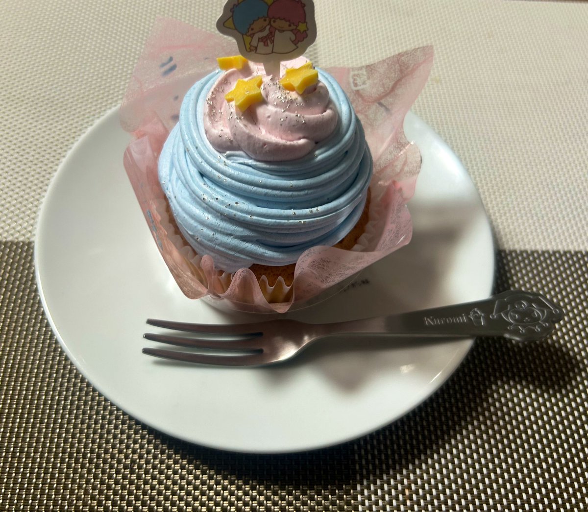 maririn2020's tweet photo. おやつに 不二家で限定のキキララのケーキ。
食べたし、今日はあっちこっち遊び行って運転してたからヘトヘト꜀(  ꜆-ࡇ-)꜆
今週はPTAあっておやすみ水曜日にもらってるので、今日は早く休みます。 https://t.co/gCo35Ai2jz
