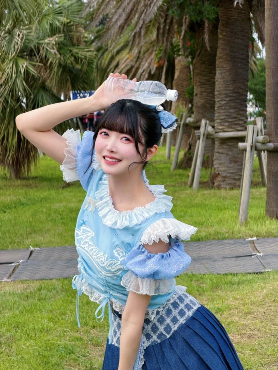 chr___2's tweet photo. @ryotachi_favme リメイクのリメイク?？🤣
この肩あき加減とリボンとレースが可愛い！🥹🩵 https://t.co/daK6jopsU9