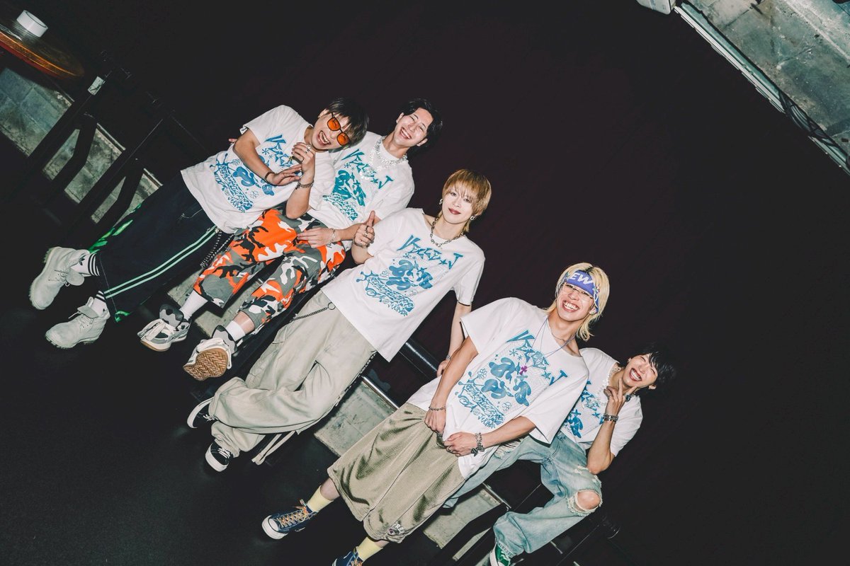 VELLE_kazuki's tweet photo. .

VELLE.J SUMMER TOUR 2026
☀️🏝️VEGINNING🏝️☀️兵庫公演
サイコーやんけーーーーー🔥

まっじで楽しかった🙌熱量×100
念願のVARITでのツアーまた1つ俺らも思い出作らせて貰いました☺️ありがとう‼️

この熱量を次公演広島にも持ち込んで
ぶっかまそう✨

#ベルエージェー
. https://t.co/fZ8YVvLi0l