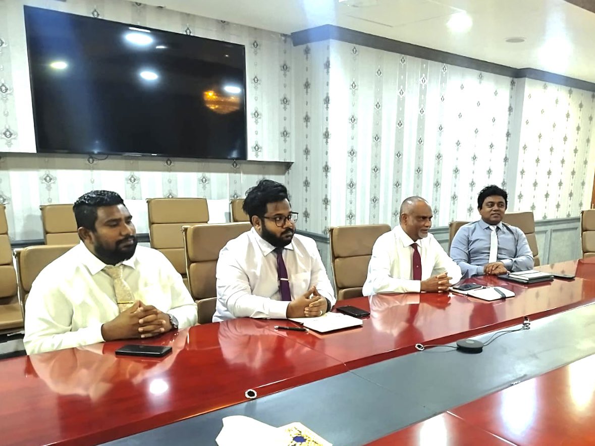 MoHmv's tweet photo. ޞިއްޙަތާއި ޢާއިލާއާއި އިޖުތިމާއީ އެހީއާ ބެހޭ ވުޒާރާގެ އިސްވެރިން ، ރައްޔިތުންގެ މަޖިލީހުގެ ތުޅާދޫ ދާއިރާގެ އިއްޒަތްތެރި މެންބަރު  ޢަބްދުލްޙަންނާން އަބޫބަކުރު
އާއި ބ. ފުޅަދޫ ކައުންސިލްގެ މެންބަރުންނާ ބައްދަލުކުރައްވައިފިއެވެ. މި ބައްދަލުވުމުގައި ފުޅަދޫ ޞިއްޙީ މަރުކަޒުގެ އިމާރާތާ، އެ މަރުކަޒުގައި ދެމުންދާ ޚިދުމަތްތައް ފުޅާކުރުމާ ގުޅޭގޮތުން މަޝްވަރާކުރެވުނެވެ.