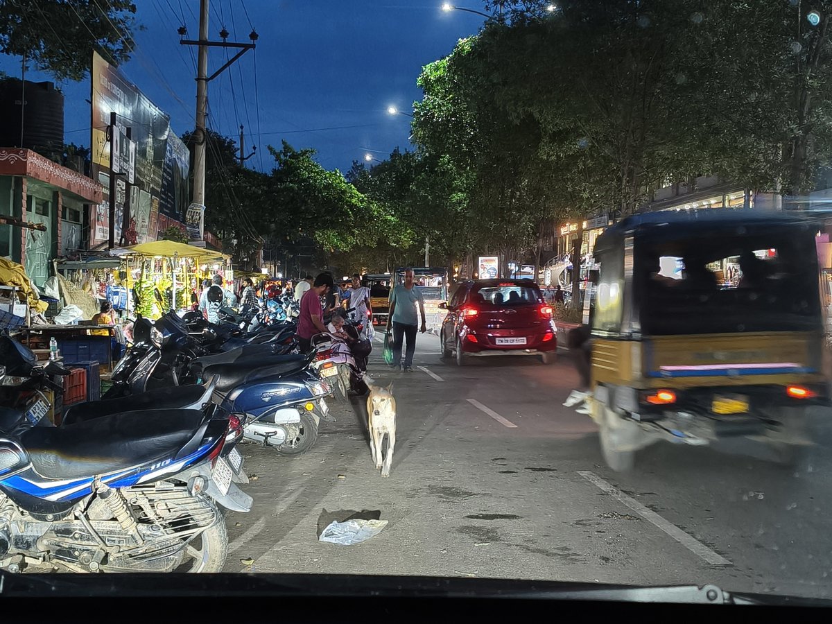 BKC22002's tweet photo. @vizagcitypolice dear sir. This is the situation of seetammadhara main road near rythu bazar. Motorcycles occupy half of the double road and people suffer . On top of it there's no space for pedestrians to walk too and they're forced to walk on the road https://t.co/UcBCLW1zpS