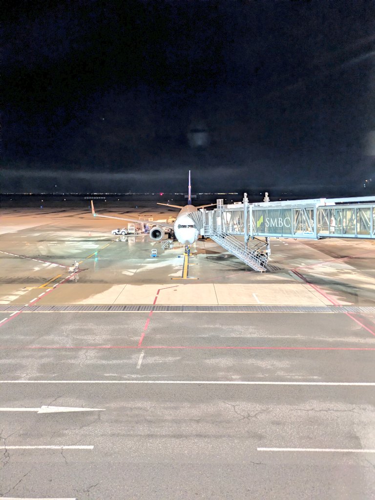 junk0321's tweet photo. 神戸空港到着。
雨降ってる。梅雨明けてないじゃないですか〜！やだ〜〜。

はい、おうち帰ろうね。 https://t.co/tJj8aGhQgE