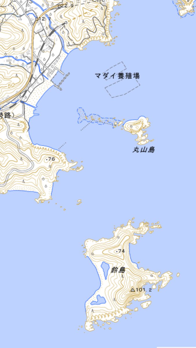 KATSUTAshikyo1's tweet photo. 鈴島（すずしま）
丸山島（まるやまじま）

○ 鈴島は、三重県北牟婁郡紀北町
三浦海岸の東の沖合約2kmの熊野灘に位置する。南北800m、東西
600mの大きさの無人島（地番は
三浦824番町）。島内には「鈴島池」という海跡湖が見られる。
貴重な植物の群生地であると同時に絶滅危惧種のカ���ムリウミスズメ等の鳥類の生息地となっている。島名は本土の紀北町三浦にある「鈴島山海蔵寺」から取ったとされる。
所在地∶日本・（三重県北牟婁郡紀北町）
所在海域∶熊野灘
座標∶北緯34度9分38秒　
   東経136度18分12秒
○ 自然保護の歴史
戦後に至るまで鈴島の自然の貴重性が注目されることはなかったが、魚付林として漁民に守られてきた。一時は架橋し観光地化する計画もあったという。

まず、1956年（昭和31年）5月2日に「鈴島暖地���植物群落」として島の北側４haが三重県指定天然記念物となった。

続いて1968年（昭和43年）3月18日には近隣の丸山、赤野島と共に「造礁サンゴ群生地」として三重県の天然記念物指定を受けた。

鈴島を含む「紀伊長島」地区は、1979年（昭和54年）、小笠原諸島とともに国指定鳥獣保護区の特別保護地区に指定されている。特別保護地区指定は10年おきに更新され、2009年（平成21年）11月1日からの更新では指定期間が20年に延長された。

○ 丸山島
三重県紀北町にある、無人島。
面積0.02km²、標高40m
紀北町の長島地区沖合は、大小たくさんの島があり、紀伊松島とも
よばれている。丸山島もその松島を構成する島のひとつ。
道瀬の海岸から一番近くにある外観が、丸い島だ。
1968年には鈴島、赤野島と共に『造礁サンゴ群生地』と三重県の天然記念���指定となったという。
海の中は、美しい世界が広がっているに違いない。
消波ブロック群と一帯化していて丸山島は道瀬の海岸の消波の役割もしている。
ただ、1959年の伊勢湾台風の時には、とても大きな波がきて高さ40mもある丸山島も、波に飲み込まれたという。