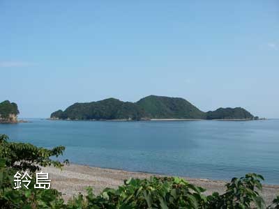 KATSUTAshikyo1's tweet photo. 鈴島（すずしま）
丸山島（まるやまじま）

○ 鈴島は、三重県北牟婁郡紀北町
三浦海岸の東の沖合約2kmの熊野灘に位置する。南北800m、東西
600mの大きさの無人島（地番は
三浦824番町）。島内には「鈴島池」という海跡湖が見られる。
貴重な植物の群生地であると同時に絶滅危惧種のカ���ムリウミスズメ等の鳥類の生息地となっている。島名は本土の紀北町三浦にある「鈴島山海蔵寺」から取ったとされる。
所在地∶日本・（三重県北牟婁郡紀北町）
所在海域∶熊野灘
座標∶北緯34度9分38秒　
   東経136度18分12秒
○ 自然保護の歴史
戦後に至るまで鈴島の自然の貴重性が注目されることはなかったが、魚付林として漁民に守られてきた。一時は架橋し観光地化する計画もあったという。

まず、1956年（昭和31年）5月2日に「鈴島暖地���植物群落」として島の北側４haが三重県指定天然記念物となった。

続いて1968年（昭和43年）3月18日には近隣の丸山、赤野島と共に「造礁サンゴ群生地」として三重県の天然記念物指定を受けた。

鈴島を含む「紀伊長島」地区は、1979年（昭和54年）、小笠原諸島とともに国指定鳥獣保護区の特別保護地区に指定されている。特別保護地区指定は10年おきに更新され、2009年（平成21年）11月1日からの更新では指定期間が20年に延長された。

○ 丸山島
三重県紀北町にある、無人島。
面積0.02km²、標高40m
紀北町の長島地区沖合は、大小たくさんの島があり、紀伊松島とも
よばれている。丸山島もその松島を構成する島のひとつ。
道瀬の海岸から一番近くにある外観が、丸い島だ。
1968年には鈴島、赤野島と共に『造礁サンゴ群生地』と三重県の天然記念���指定となったという。
海の中は、美しい世界が広がっているに違いない。
消波ブロック群と一帯化していて丸山島は道瀬の海岸の消波の役割もしている。
ただ、1959年の伊勢湾台風の時には、とても大きな波がきて高さ40mもある丸山島も、波に飲み込まれたという。