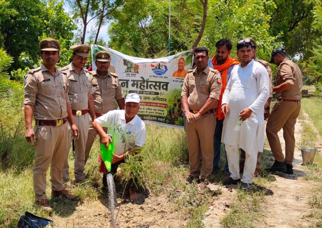 Subhashojha9936's tweet photo. वन महोत्सव अंतर्गत पौधरोपण जन अभियान के तहत मिर्जापुर के अमृत सरोवर सुमतिया के तटबंध पर पीपल बरगद आंवला आम का पौधरोपण करते गंगा वारियर सुवाष चंद्र ओझा @myogiadityanath @myogioffice @PMOIndia @narendramodi @UPGovt @DEFCCOfficial @DM_MIRZAPUR https://t.co/ntU0BhiRYY