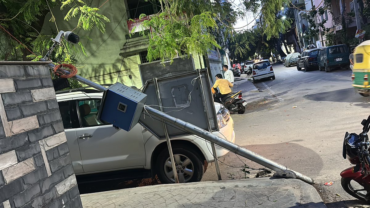 Subhashdj's tweet photo. @GBAChiefComm @krishnabgowda @INCKarnataka @CMofKarnataka @INCIndia @TOIBengaluru @DeccanHerald @IndianExpress Still no action taken. You can’t waste tax payers money like this. Absolutely pathetic behaviour from @GBA_office https://t.co/qzAb1Roc3h