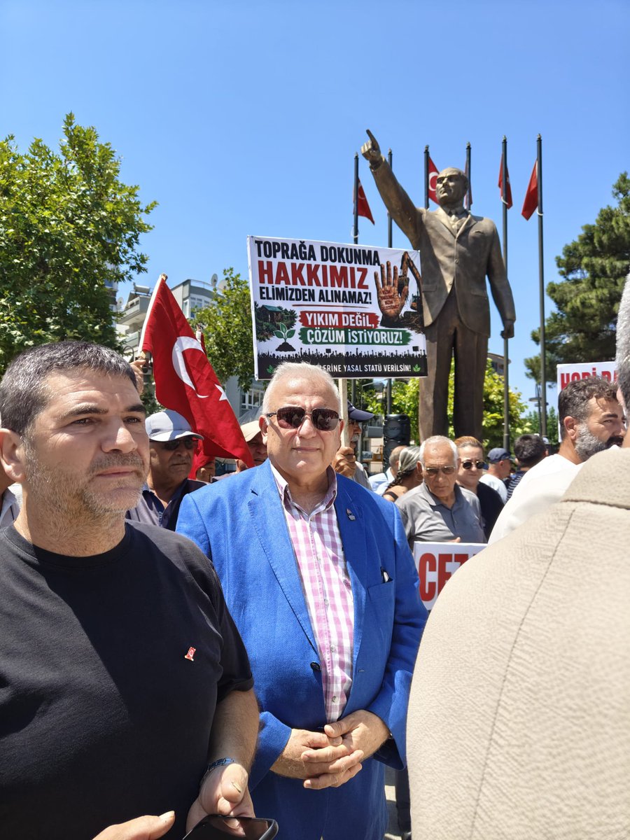 O_PEHLIVANOGLU's tweet photo. #HobiBahçeleri ve #YapıKayıtMağdurları olarak yaklaşık 8 milyon kişinin yaşadığı söyleniyor!
Bu insanlar bizim vatandaslarımız...
Onları dinlemek ve sorunlarına çözüm aramak siyasetin öncelikli işi...
İzmir Buca Çevik Bir Meydanında Türkiye'nin dört bir yanından gelen vatandaslarımız ile karşılaştık!
Türkiye'nin en büyük ve gerçek muhalefeti olan #ZaferPartisi en üst düzeyde oradaydı...
Onlara Zafer Partisi iktidarında vakit geçirmeksizin vatandaşın lehine bu konuyu çözeceğimiz sözünü verdik...
Zafer Partisi için Türkiye'nin en büyük ve gerçek muhalefeti derken bunu insanlarımızın Ümit Özdağ'a ve Zafer Partisi'ne gösterdiği ilgiye dayanarak söylüyorum...
#TürkMilletiZafereGidiyor
@umitozdag 
@zaferpartisi
@esmaulhusnaslan 
@MSBezircilioglu 
@DuduTezer
@SafiyeYksek2
@glstn68
@slymnyldz0135