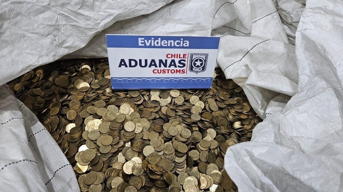 Cooperativa's tweet photo. [Fotos] Inaudito: Intentaron mandar a China un millón de monedas de 10 pesos camufladas como chatarra https://t.co/BPAyfXiRzE https://t.co/2UBXiLlR4w