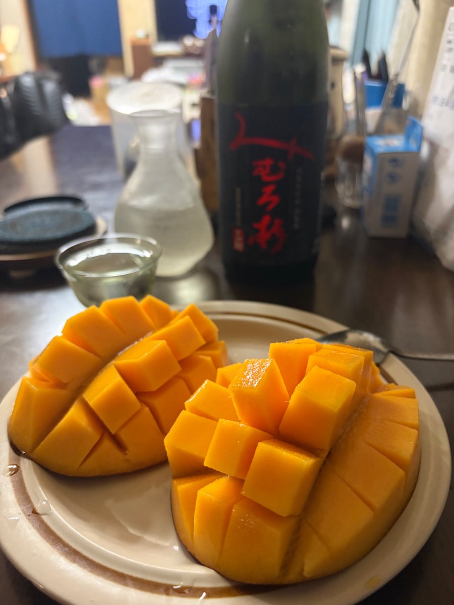 Incoroy800's tweet photo. お疲れ様です😺☔️

宮崎マンゴー頂きます🥭🍴

甘い香りに癒されます😌 https://t.co/aAzfJ3YQJx