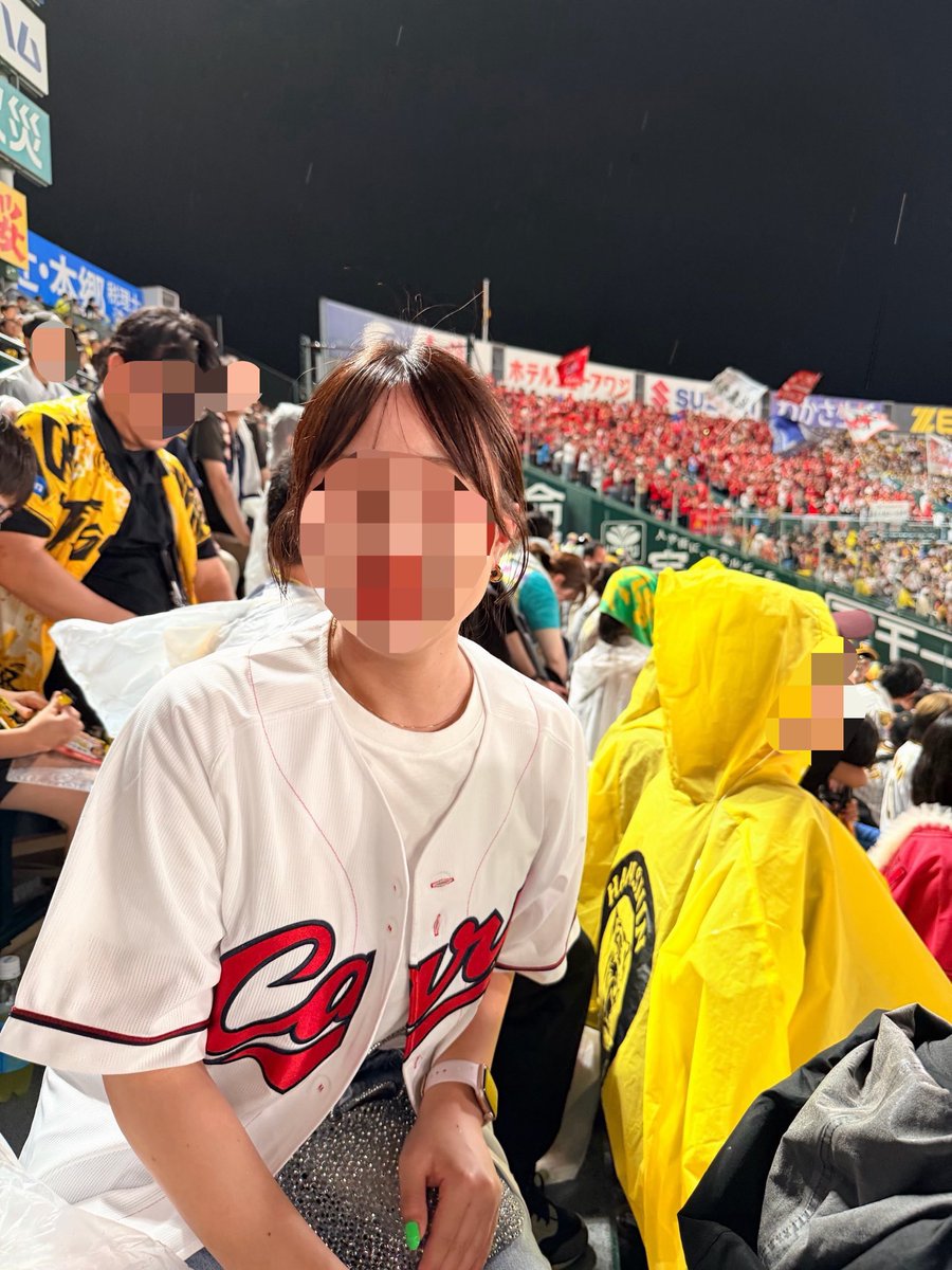 carp31_'s tweet photo. 負けたけど仲良くなった隣の阪神ファンのおっちゃんたちが謎画角の写真いっぱい撮ってくれて神だった https://t.co/l0zBmmY4zQ