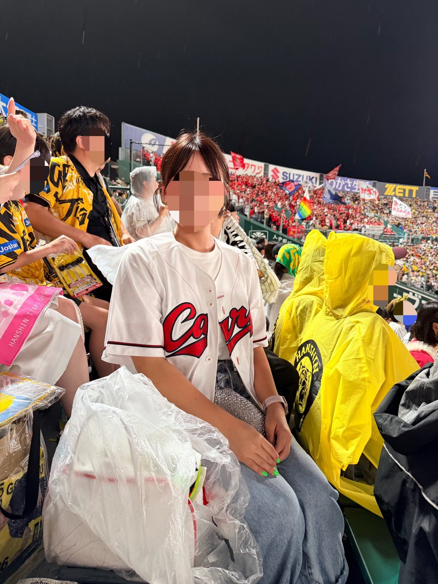 carp31_'s tweet photo. 負けたけど仲良くなった隣の阪神ファンのおっちゃんたちが謎画角の写真いっぱい撮ってくれて神だった https://t.co/l0zBmmY4zQ