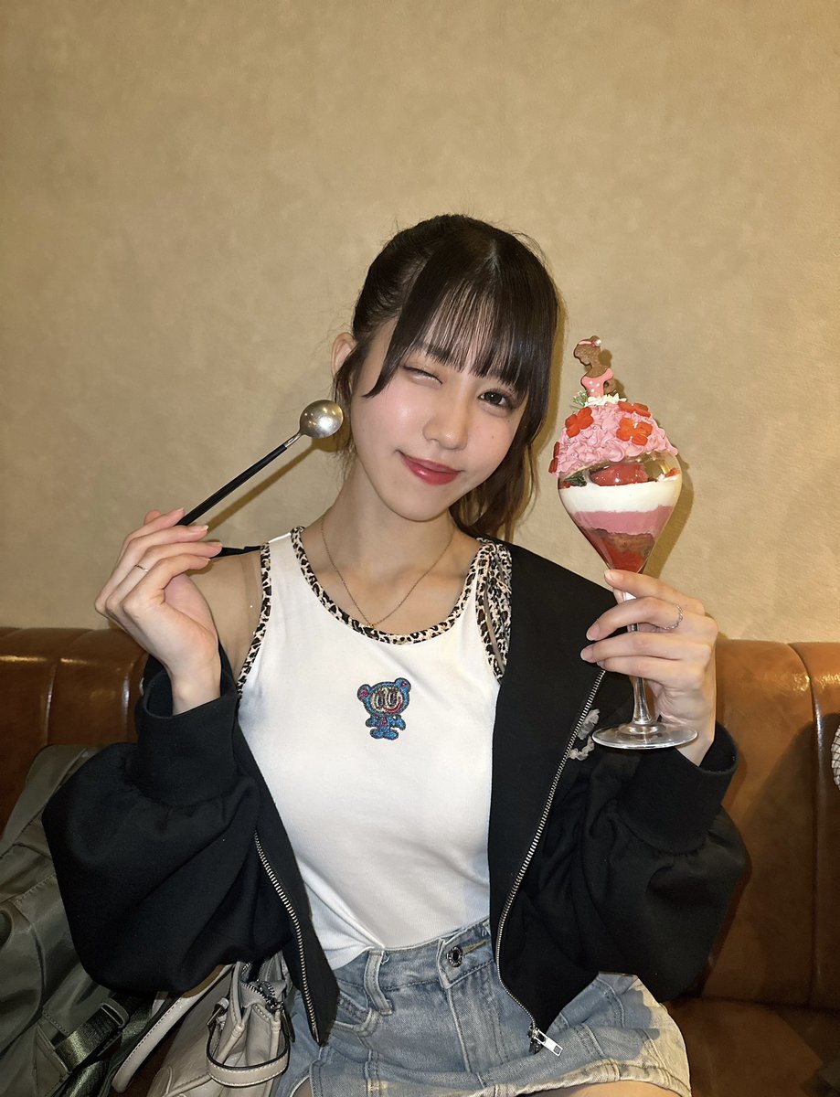 moe_ouse0326's tweet photo. 北海道の夜パフェ🌃🍨
なんか悪いことしてる気持ちになって楽しかった（＾Ｏ＾）
何味だったっけー！！！！！ https://t.co/VcngN0yQY4