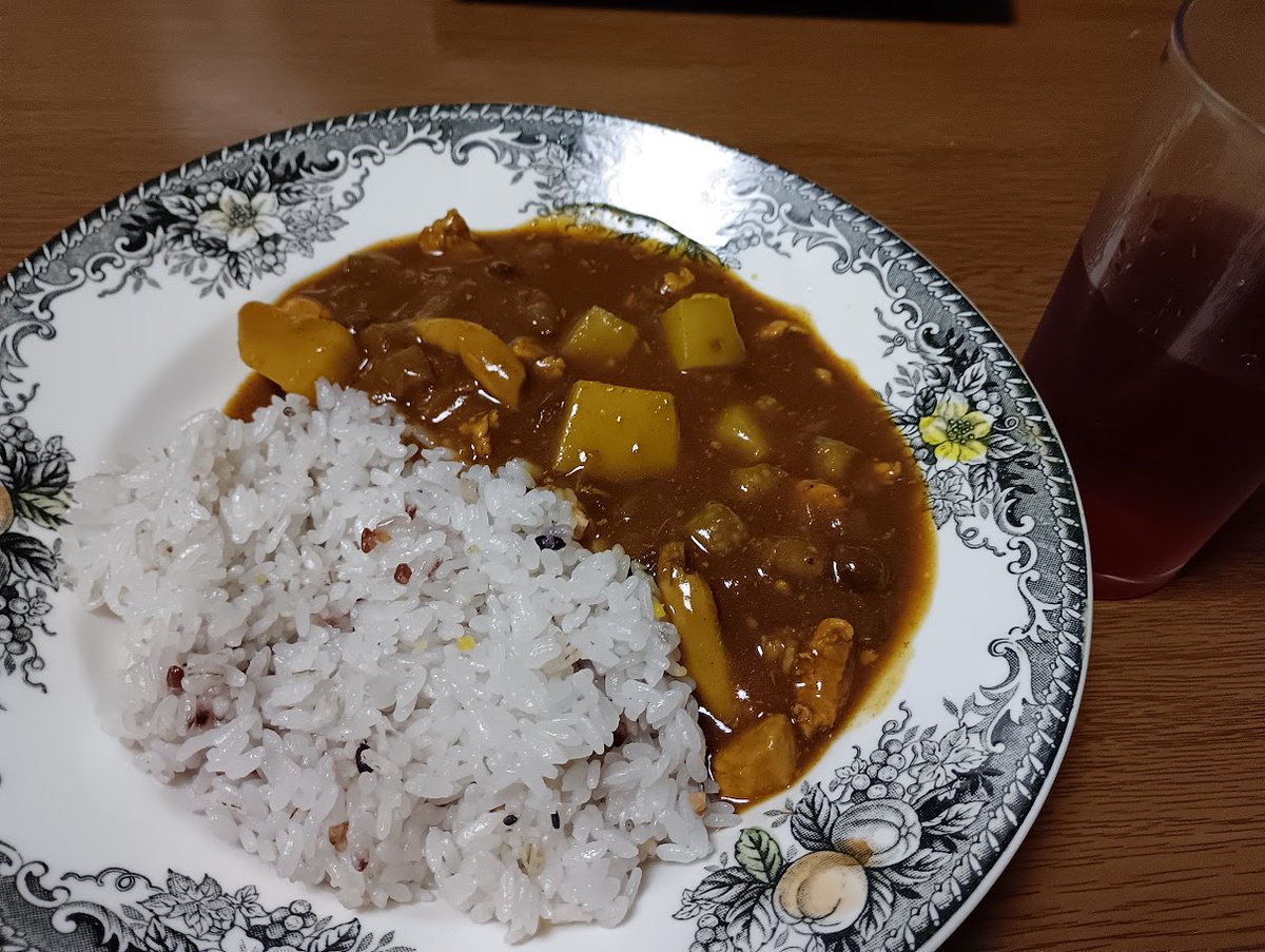 harrytakagi's tweet photo. 今日の早めの（自分にしては）夜飯はカレー。具材は夏らしくナス＋ジャガイモ＋チキン＋ブナシメジ。ナスは初挑戦だったが煮込み過ぎて縮んで消えた（苦笑）野菜と鶏の旨味、ありがたや🙏#雑カレー https://t.co/w3BRXiFhqs