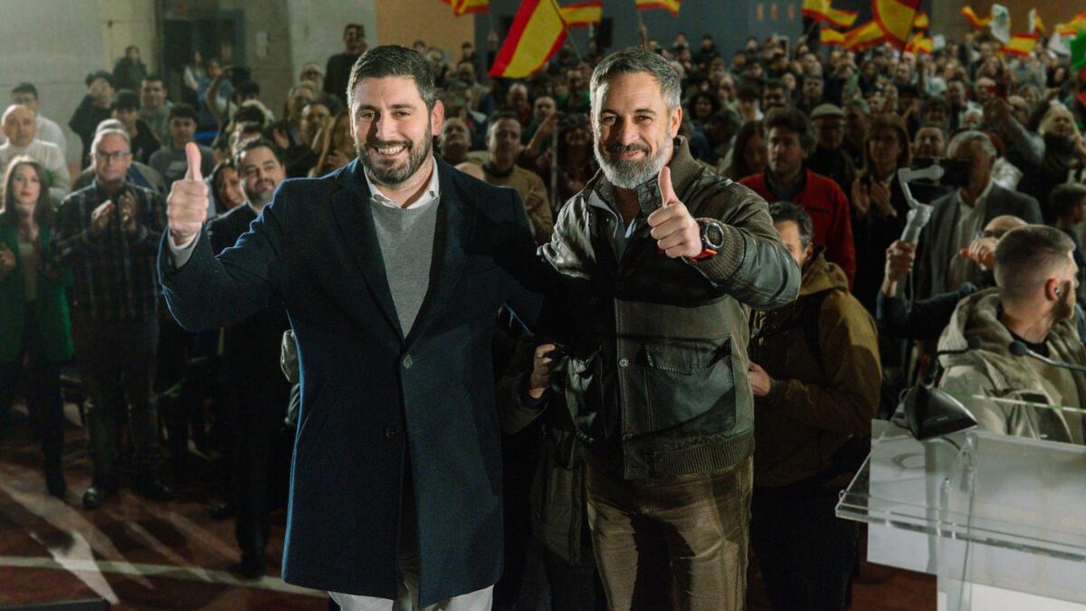 VOXpEspana's tweet photo. 🔴 ÚLTIMA HORA

VOX SUPRIME en Aragón las subvenciones a sindicatos y ONGs que promueven la invasión migratoria y DESTINA el dinero a los enfermos de ELA.

✅ Las ayudas para los enfermos de ELA ascienden a 10.000€ al mes para los tratamientos. https://t.co/stPh2ZxFGw