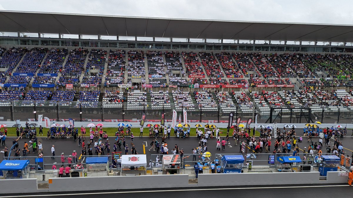 720rider's tweet photo. レース観戦は楽しいのだが、いかんせんパーク内のバリアフリーが宜しくない。
段差は大きいし坂はキツイし。
雨で目に見えるようになる地面の窪み。
ピットビルはいつまで小さいエレベーター1基しかないねん。
他のレース場は知らないから何とも言えんが、もうちょっとなんとかして。

#鈴鹿サーキット https://t.co/vfl3x6eLtF