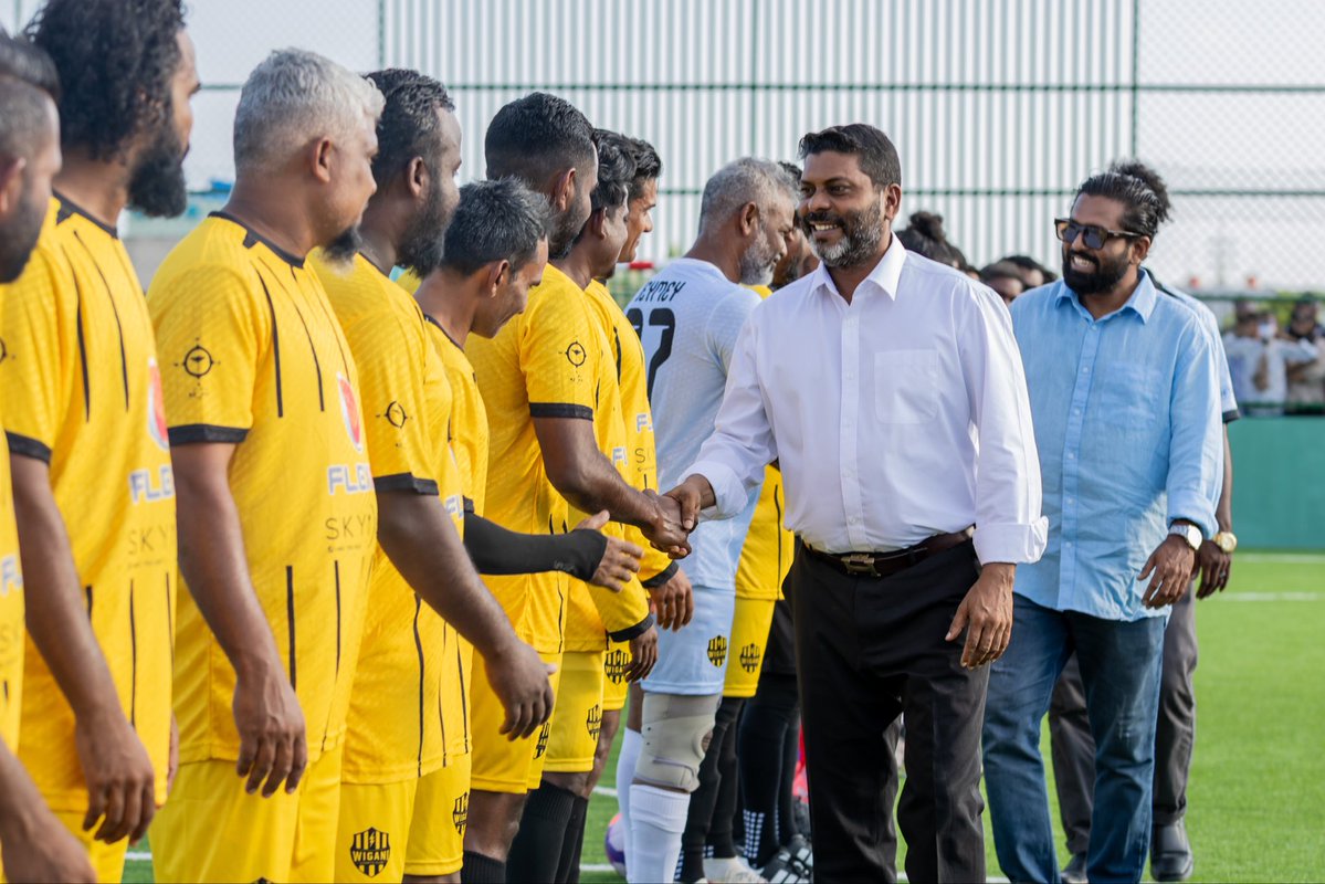 MoYSF_mv's tweet photo. ޒުވާނުން ބާރުވެރިކުރުވުމާއި، ކުޅިވަރާއި ހަށިހެޔޮކަމާ ބެހޭ ވަޒީރު ޢަބްދުﷲ ރާފިޢު ޅ. ހިންނަވަރު ފުޓްސަލް ދަނޑު ހުޅުވައިދެއްވައިފި. 

ސަރުކާރުން ހިންނަވަރުގައި ޤާއިމްކޮށްދެއްވި ފުޓްސަލް ދަނޑަކީ އެ ރަށުގެ ކުރީގެ ފުޓްސަލް ދަނޑު ހަލާކުވިތާ 8 އަހަރު ފަހުން އެ ރަށުގައި ޤާއިމްކޮށްދެއްވި ދަނޑެއް. މި ދަނޑުގެ މަސައްކަތް ރޯޑް ޑިވެލޮޕްމަންޓް ކޯޕަރޭޝަން (އާރު.ޑީ.ސީ)އިން ނިންމާފައިވަނީ އަހަރެއްހާ ދުވަހުގެ ތެރޭގައި. 

އާ ފުޓްސަލް ދަނޑު ހުޅުވުމުގެ ރަސްމިއްޔާތަށްފަހު ވަޒީރު ރާފިޢު ވަނީ އެ ރަށުގެ ޒުވާނުންނަށް އަމާޒުކޮށްގެން ކުރިއަށްގެންދާ "ގަނޑިޔަ ފުޓްސަލް ޗެލެންޖު" ފައްޓަވާދެއްވާފައި. މިއީ ކުރީގެ ފުޓްސަލް ދަނޑު ހަލާކުވުމުގެ ސަބަބުން އެ ރަށުގައި ފުޓްސަލް މުބާރާތެއް ނުބޭއްވި އޮތުމަށްފަހު އެ ރަށުގައި ބާއްވާ ފުރަތަމަ ފުޓްސަލް މުބާރާތް.
