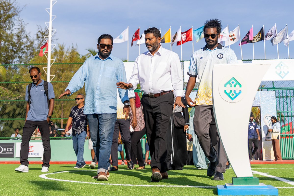 MoYSF_mv's tweet photo. ޒުވާނުން ބާރުވެރިކުރުވުމާއި، ކުޅިވަރާއި ހަށިހެޔޮކަމާ ބެހޭ ވަޒީރު ޢަބްދުﷲ ރާފިޢު ޅ. ހިންނަވަރު ފުޓްސަލް ދަނޑު ހުޅުވައިދެއްވައިފި. 

ސަރުކާރުން ހިންނަވަރުގައި ޤާއިމްކޮށްދެއްވި ފުޓްސަލް ދަނޑަކީ އެ ރަށުގެ ކުރީގެ ފުޓްސަލް ދަނޑު ހަލާކުވިތާ 8 އަހަރު ފަހުން އެ ރަށުގައި ޤާއިމްކޮށްދެއްވި ދަނޑެއް. މި ދަނޑުގެ މަސައްކަތް ރޯޑް ޑިވެލޮޕްމަންޓް ކޯޕަރޭޝަން (އާރު.ޑީ.ސީ)އިން ނިންމާފައިވަނީ އަހަރެއްހާ ދުވަހުގެ ތެރޭގައި. 

އާ ފުޓްސަލް ދަނޑު ހުޅުވުމުގެ ރަސްމިއްޔާތަށްފަހު ވަޒީރު ރާފިޢު ވަނީ އެ ރަށުގެ ޒުވާނުންނަށް އަމާޒުކޮށްގެން ކުރިއަށްގެންދާ "ގަނޑިޔަ ފުޓްސަލް ޗެލެންޖު" ފައްޓަވާދެއްވާފައި. މިއީ ކުރީގެ ފުޓްސަލް ދަނޑު ހަލާކުވުމުގެ ސަބަބުން އެ ރަށުގައި ފުޓްސަލް މުބާރާތެއް ނުބޭއްވި އޮތުމަށްފަހު އެ ރަށުގައި ބާއްވާ ފުރަތަމަ ފުޓްސަލް މުބާރާތް.