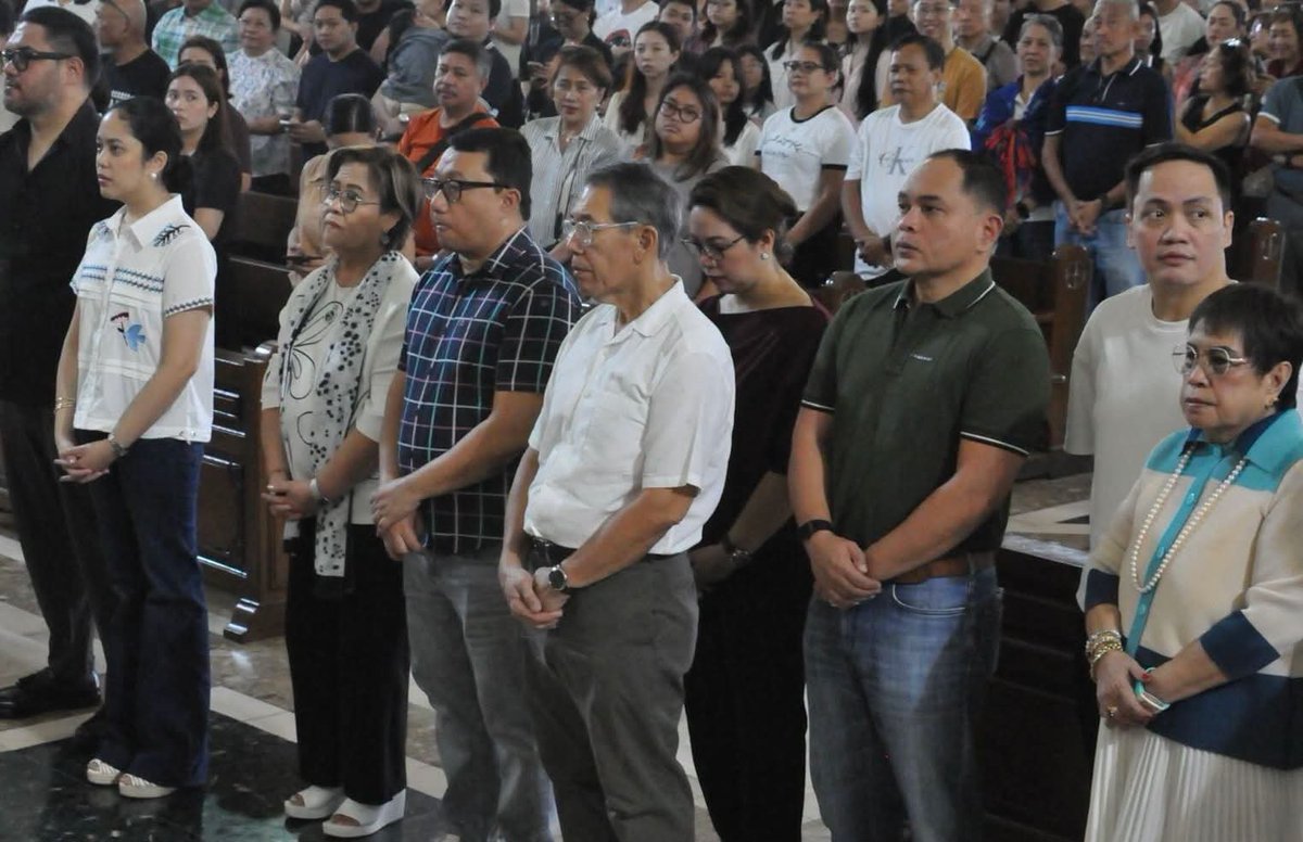 manayleila's tweet photo. TUTUKAN NATIN ANG PAGLILITIS. SURIIN ANG EBIDENSYA. TAPUSIN ANG PROSESO. ⚖️✨

Together with fellow House Prosecutors Reps. Chel Diokno, Joel Chua and Ysabel Zamora; Deputy Speakers David "Jay-jay" Suarez, Paolo Ortega and Janette Garin; Reps. Jude Acidre and Jose Aquino II, House Secretary General Cheloy Garafil, as well as private prosecutors Atty. Lorna Kapunan, Atty. Marforth Fua and Atty. Amando Ligutan, we attended the Sunday Mass at the Archdiocesan Shrine of Jesus, the Way, the Truth and the Life in Pasay City earlier today.

Sa bisperas ng pagsisimula ng impeachment trial ni VP Sara at sa mga susunod na buwan ng paglilitis, dalangin natin na patuloy tayong gabayan ng Panginoon, at pagkalooban ng karunungan, lakas, at katatagan sa misyong itaguyod ang pananagutan na ipinagkatiwala sa atin ng Konstitusyon at ng taumbayan.

Simula bukas, subaybayan po natin ang mga kaganapan sa Senado. Bantayan natin ang napakahalagang prosesong ito ng pananagutan, suriin ang mga ebidensya at sama-samang manawagan na tapusin ang paglilitis hanggang manaig ang katotohanan at hustisya.

📸 ANC & Philippine Star/ Facebook